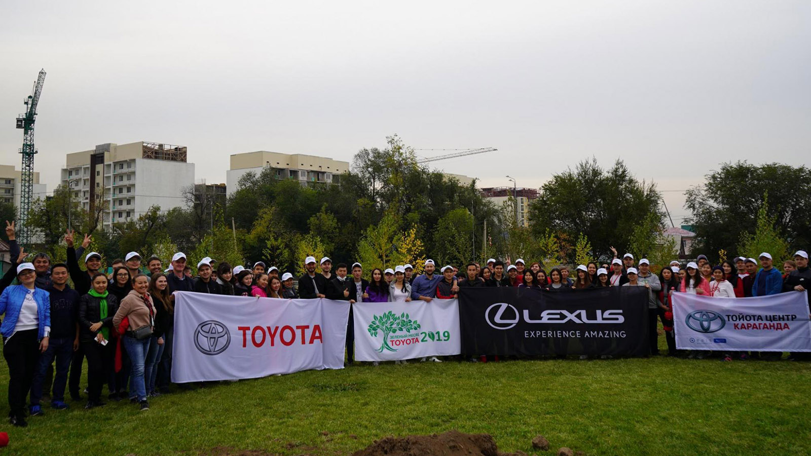 Посадка деревьев на территории Halyk Arena в рамках кампании «Зелёный Месяц Toyota»