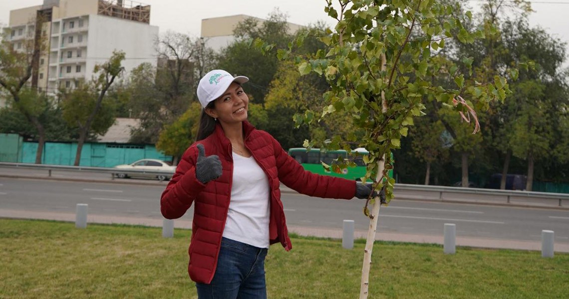 Посадка деревьев на территории Halyk Arena в рамках кампании «Зелёный Месяц Toyota»